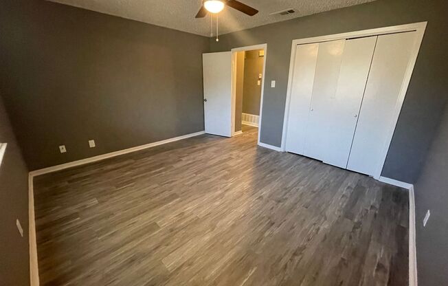 2 beds, 1 bath, 930 sqft, $895