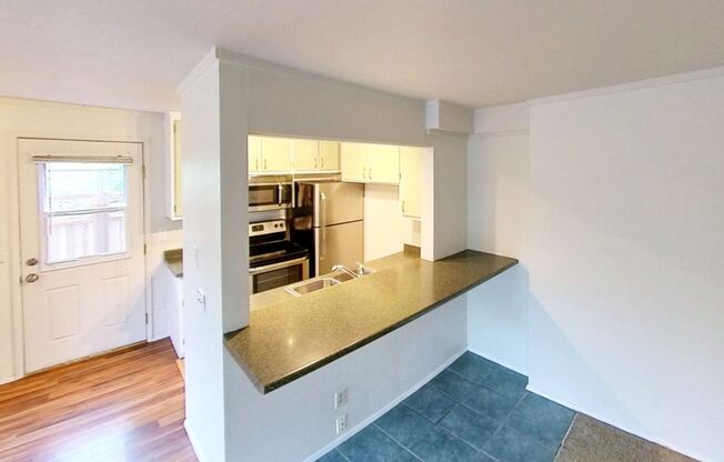 2 beds, 1 bath, 784 sqft, $1,700, Unit 11