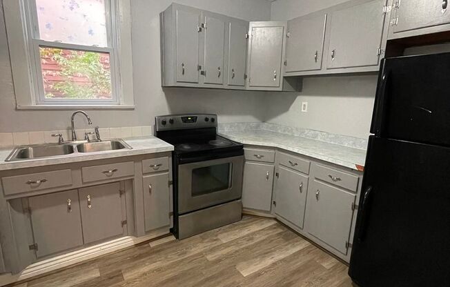 3 beds, 1 bath, $950, Unit 1