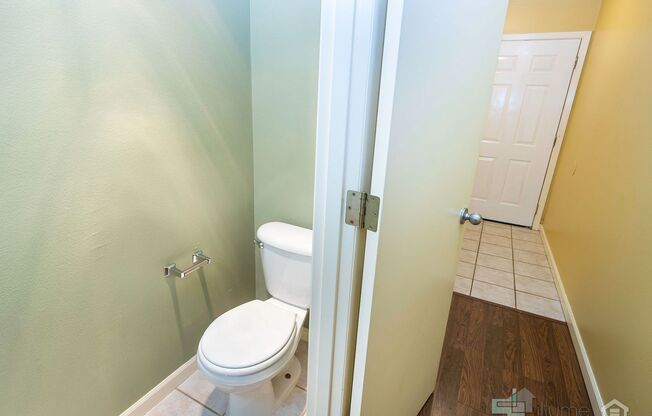 Bright & Spacious 2-Bedroom End Unit Townhome in Desirable Woodstock Neighborhood!