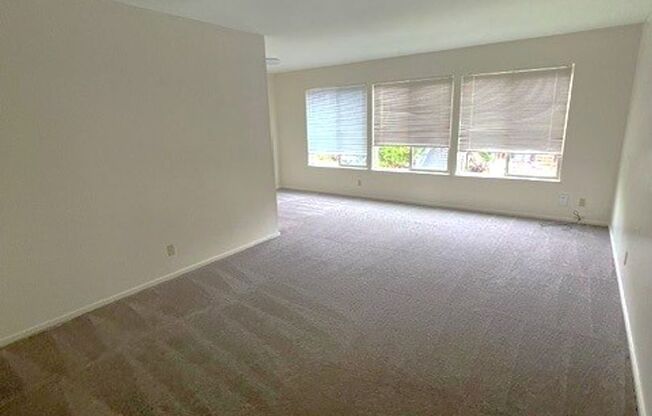 - Spacious 2 Bedroom,1 Bathroom, spacious living room with lots of light. in Walkers Paradise --Move in Special..............