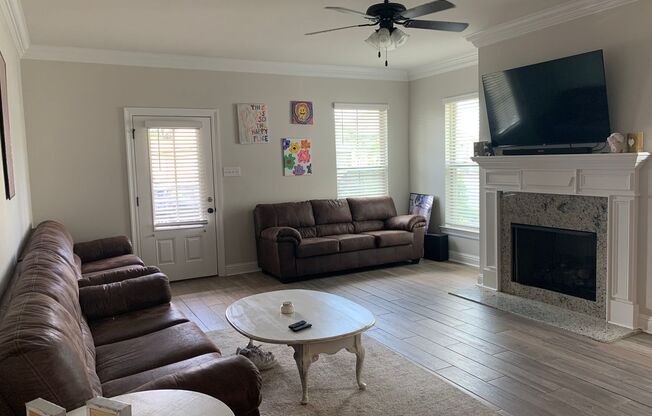 ONE MONTH FREE MOVE IN SPECIAL near LSU!!!!