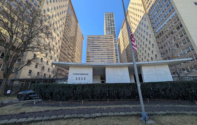 3 Bed 1.5 Bath in Lakeview!