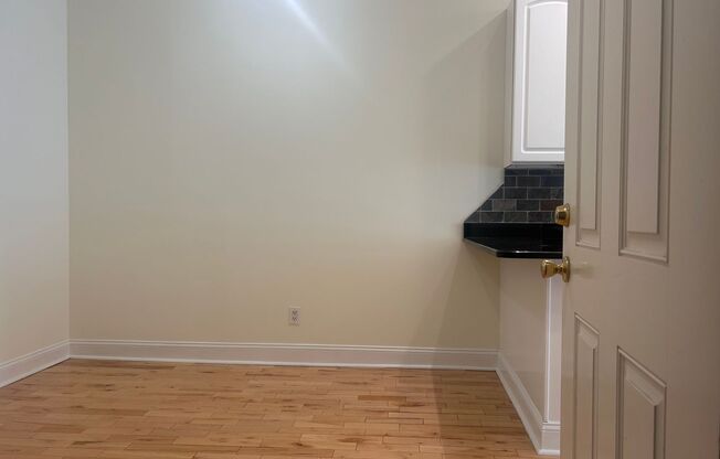 Charming 2BD/2BA Condo Unit with Fireplace in Reservoir Hill, MD!