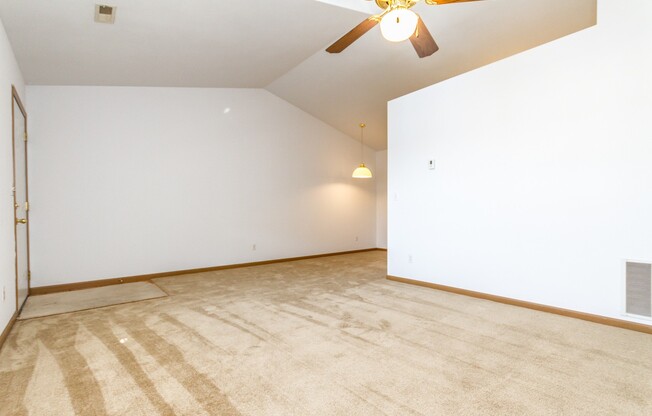 1 bed, 1 bath, 612 sqft, $1,015, Unit 1670-10 PVC