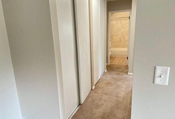 2 beds, 1 bath, 735 sqft, $1,350, Unit 995-17