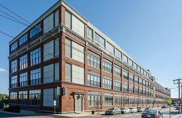 Studio, 1 bath, 989 sqft, $2,400, Unit Street