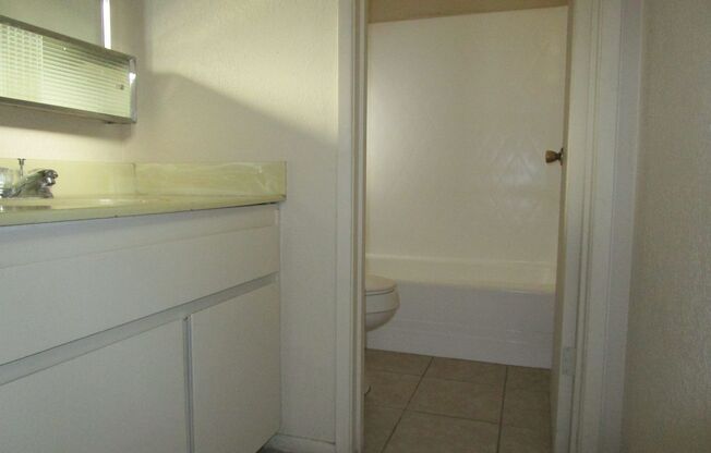 Studio, 1 bath, 655 sqft, $800, Unit 114