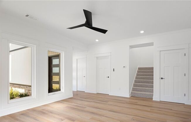 Lovely Modern Home-Three Bed/Three Bath/Upgraded Features and Fixtures