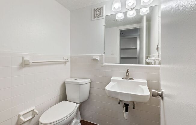 2 beds, 1.5 baths, 810 sqft, $832, Unit 207