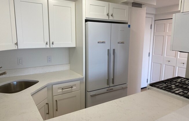 1 bed, 1 bath, 735 sqft, $4,000, Unit 25R