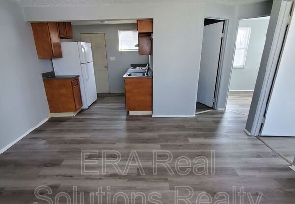 2 beds, 1 bath, 718 sqft, $795