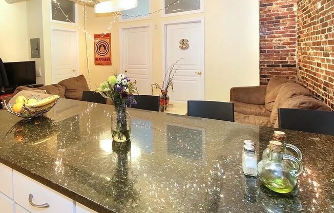 3 beds, 1 bath, 903 sqft, $5,300, Unit 403