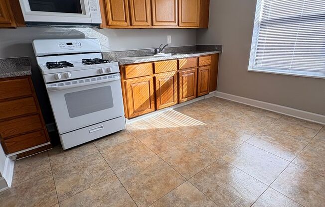 2 beds, 1 bath, 930 sqft, $1,250, Unit WL 302
