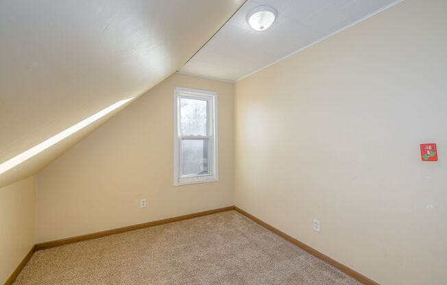 3 beds, 1 bath, 600 sqft, $800, Unit 343 1/2 N main St