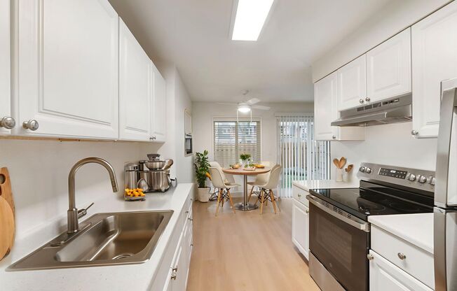 3 beds, 1 bath, 950 sqft, $1,395, Unit 38