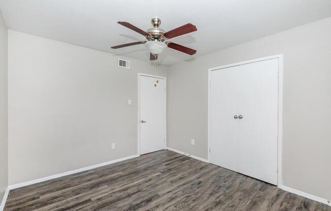 2 beds, 2 baths, 976 sqft, $1,300