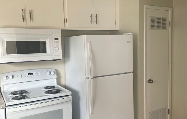 2 beds, 1 bath, 990 sqft, $1,249, Unit 17