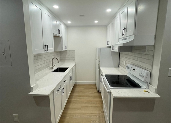 Studio, 1 bath, 418 sqft, $2,600, Unit 3F