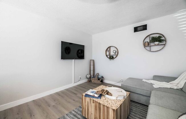 AMERICANA Property Mgmt - Fully furnished 1 story 4b house w pool in South Downtown.