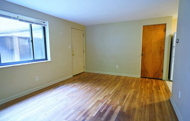 1 bed, 1 bath, $895, Unit 3449 Evergreen apt 8