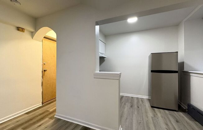 Studio, 1 bath, 295 sqft, $925, Unit B8