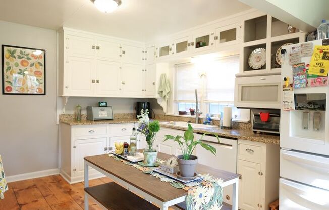 Beautifully Updated 4 bed house w/ fully fenced in yard **