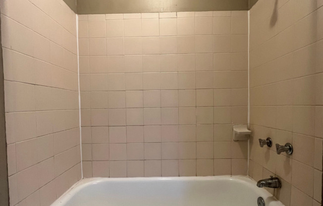 3 beds, 1 bath, $1,425, Unit Unit 4