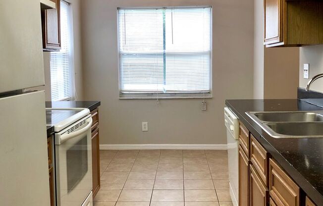 Cozy 2/2.5 Spacious Townhome with 2 Master Suites Located in College Park - Orlando!