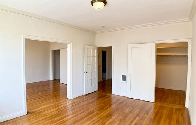 1BR/1BA. Bay Windows, Laundry On-Site. GARAGE PARKING AVAILABLE