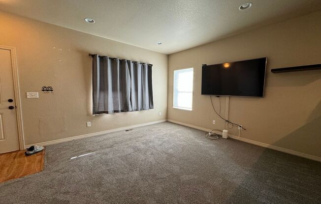 Beautiful 4 Bed 3 1/2 Bath home in Ridgen Farm.