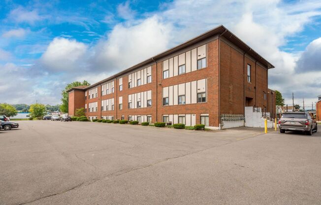 1 bed, 1 bath, 700 sqft, $799, Unit #214