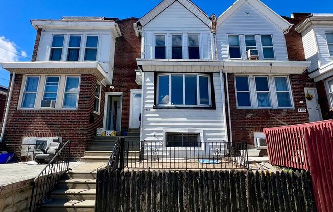 Spacious 3-Bedroom Townhome in Juniata! Available NOW!