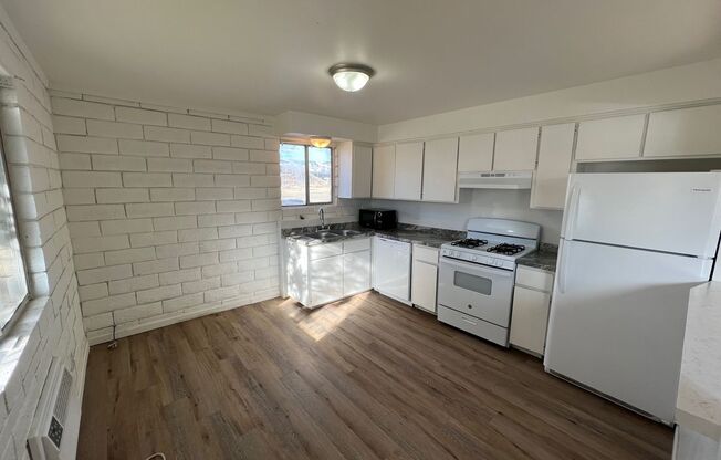 2 beds, 1 bath, $1,550, Unit 10