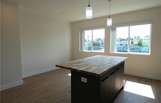 3 beds, 3.5 baths, 1,902 sqft, $4,125, Unit 1/2