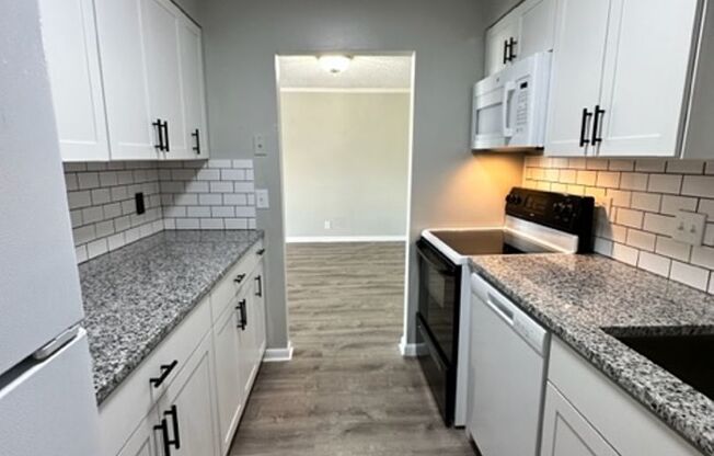 2 beds, 1 bath, $2,050, Unit #6393