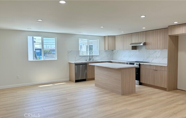 7728 1/2 LAUREL CYN BLVD