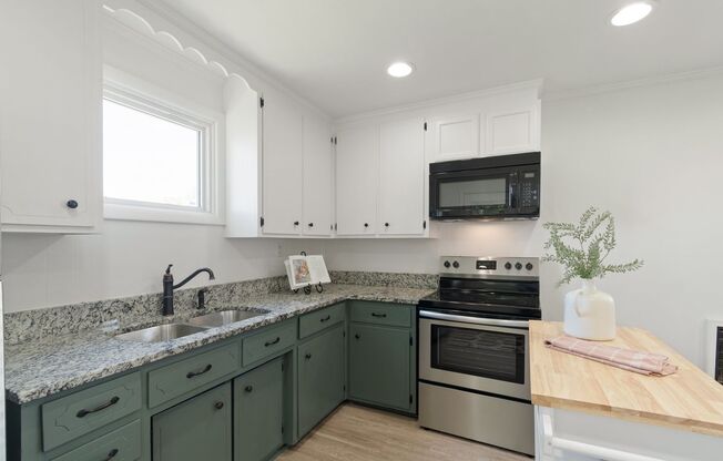 2 Bed/ 1 Bath Cottage in Charlotte Park, Fenced Yard and Pet Friendly