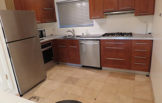8635 MELLMANOR DR