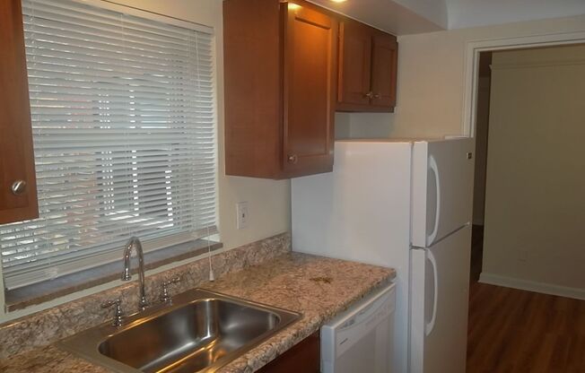 2 beds, 1 bath, 650 sqft, $910, Unit B09