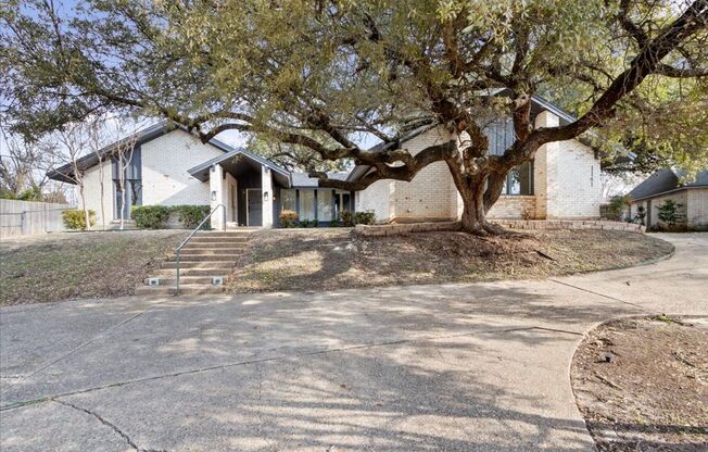 Single-Family Home in Woodway, TX