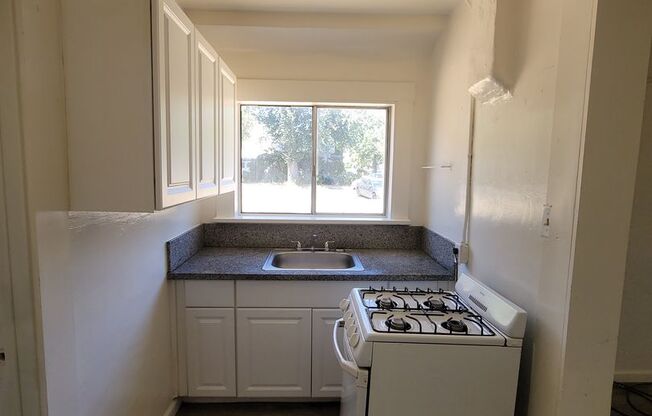 1 bedroom Close to Downtown Available Now!