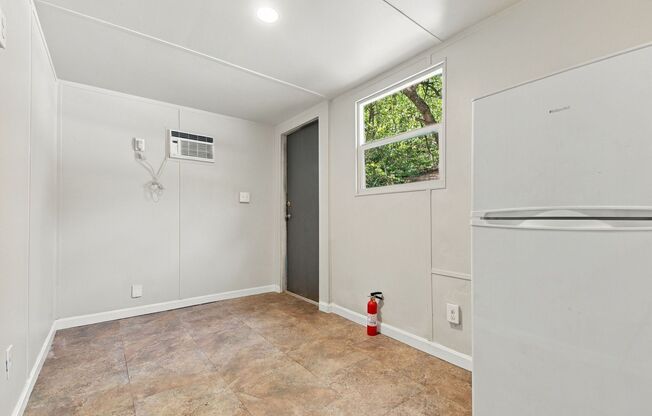 Cozy 2 Bedroom Home in Roosevelt Park
