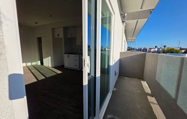 Studio, 1 bath, 327 sqft, $1,695, Unit 206