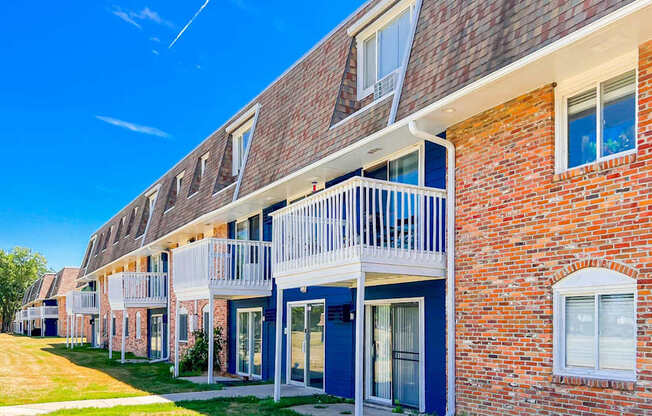 Building View at The Hampton Meadows Apartments,Des Moines