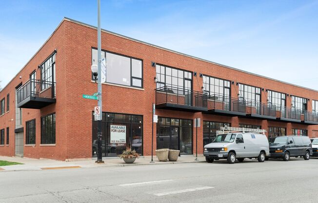 Stunning New Construction, Pet Friendly 2 Bed 2 Bath Duplex unit in Lincoln Square.