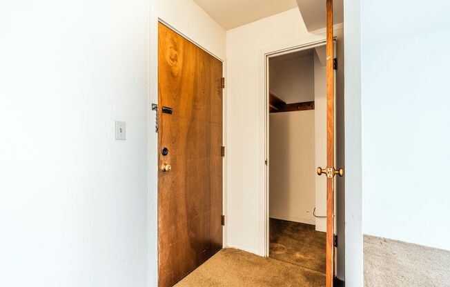 Studio, 1 bath, 423 sqft, $1,375, Unit 105