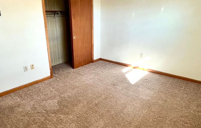 2 beds, 1 bath, 903 sqft, $1,170, Unit J-4