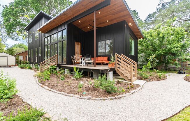 CHARMING, MODERN, CUSTOM HOME IN MID-CITY FOR RENT