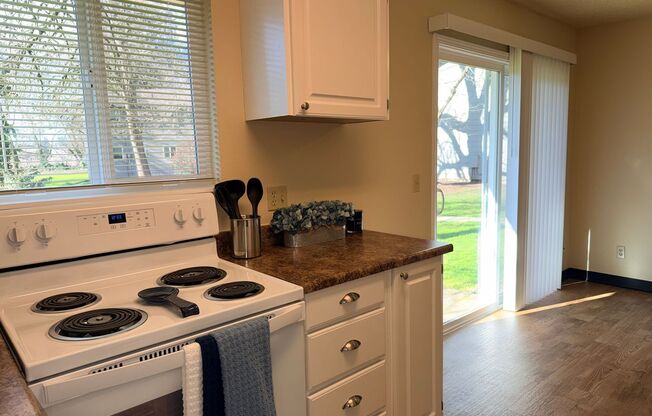 3 beds, 1 bath, 906 sqft, $1,799, Unit 14